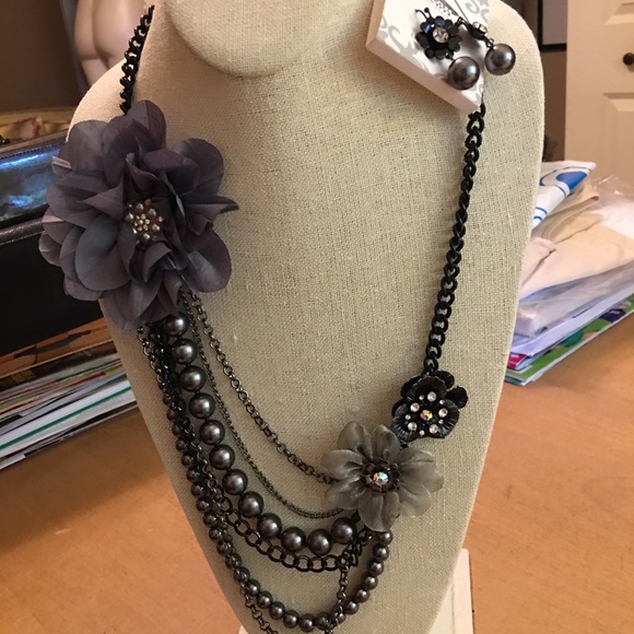 Jewelry - Hematite and Pearl Flower Necklace Earrings Set